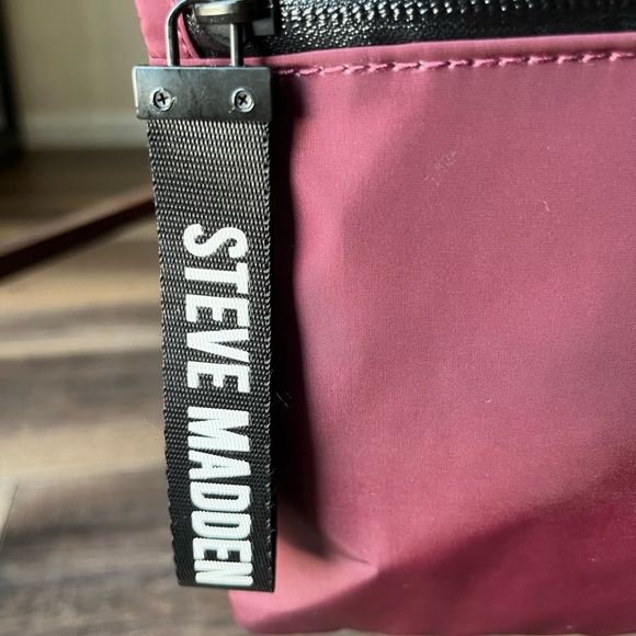 Steve Madden Zip Top Crossbody Bag 9X7” in Oxblood. Great for travel, phone! - Picture 4 of 11